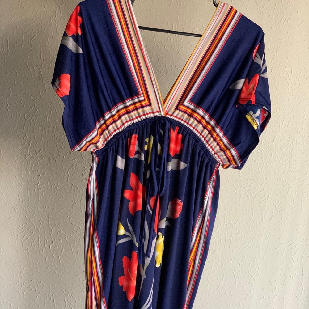 Low V cut flower short dress